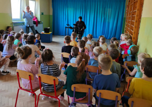 Dzieci uczestniczą w koncercie muzycznym.