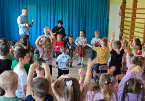 Dzieci współuczestniczą w koncercie poprzez grę na instrumentach.