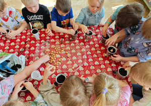 Dzieci sadzą cebulki.