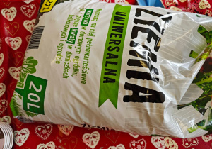 Na stoliku leży ziemia do naszadzeń.