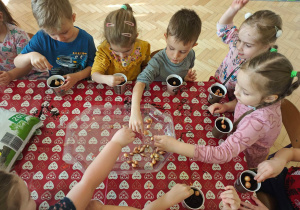 Dzieci sadzą cebulki.