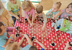 Dzieci sadzą i przeliczają cebulki.