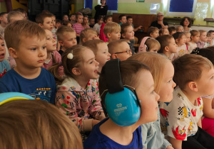 Dzieci oglądają przedstawienie o Jasiu i Małgosi.