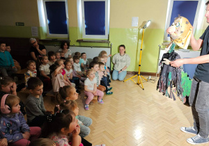 Dzieci poznają postać Baby Jagi.