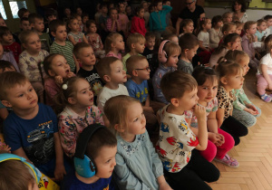 Dzieci z zaciekawieniem oglądają przedstawienie.