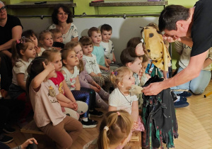 Dzieci zaprzyjaźniają się z postacią Baby Jagi.