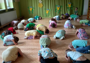 Zabawa ruchową "Pączki kwiatów".