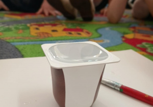 Zjawisko fizyczne: napięcie powierzchniowe wody.