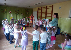 Zabawy podczas uroczystości wiosennej.