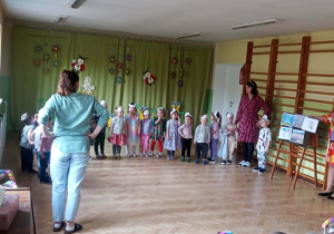 Zabawy podczas uroczystości wiosennej.