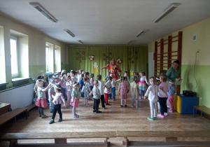 Zabawy podczas uroczystości wiosennej.