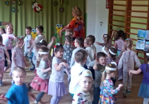 Zabawy podczas uroczystości wiosennej.