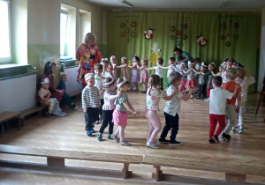 Zabawy podczas uroczystości wiosennej.