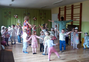 Zabawy podczas uroczystości wiosennej.