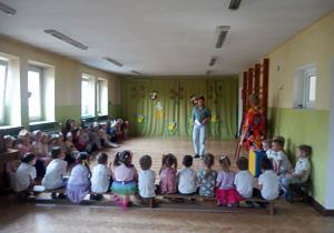 Zabawy podczas uroczystości wiosennej.