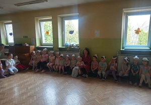 Dzieci siedzą na ławce.