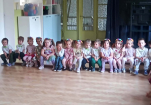 Dzieci siedza na ławce.