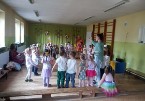 Zabawy podczas uroczystości wiosennej.