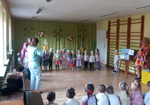 Prezentacja piosenki o żabkach.