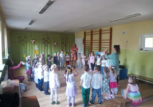 Zabawy podczas uroczystości wiosennej.