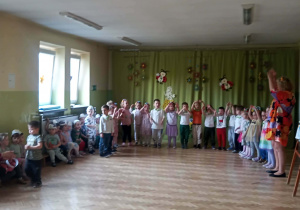 Zabawy podczas uroczystości wiosennej.