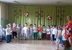 Zabawy podczas uroczystości wiosennej.