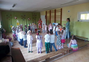 Zabawy podczas uroczystości wiosennej.