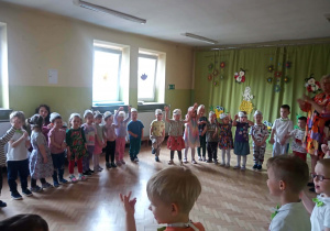 Zabawy podczas uroczystości wiosennej.