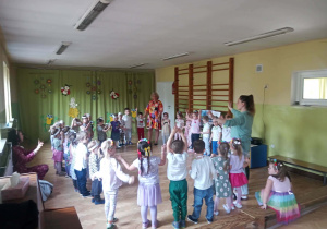 Zabawy podczas uroczystości wiosennej.