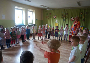 Zabawy podczas uroczystości wiosennej.