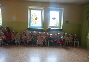 Dzieci siedza na ławce.