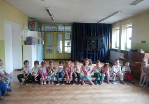 Dzieci siedzą na ławce.