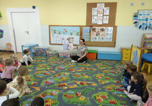 Dzieci uczestniczą w zajęciach edukacyjnych.