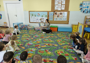 Dzieci uczestniczą w zajęciach edukacyjnych.