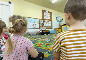 Dzieci uczestniczą w zajęciach edukacyjnych.