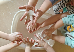 Dzieci sprawdzają właściwości cieczy nienewtonowskiej.