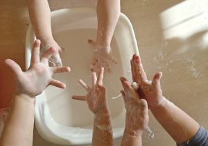 Dzieci sprawdzają właściwości cieczy nienewtonowskiej.