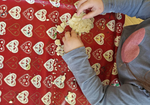 Dziecko lepi z masy solnej.