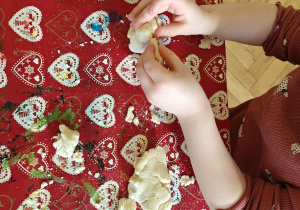 Dziecko lepi z masy solnej.