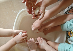 Dzieci sprawdzają właściwości cieczy nienewtonowskiej.