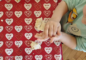 Dziecko lepi z masy solnej.