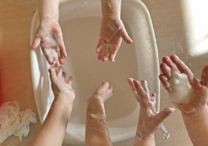 Dzieci sprawdzają właściwości cieczy nienewtonowskiej.