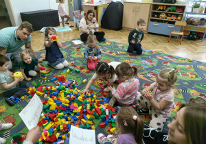 Dzieci i Rodzice podczas wspólnych zabaw matematycznych.