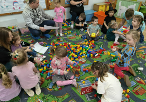 Dzieci i Rodzice podczas wspólnych zabaw matematycznych.