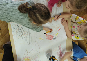 Dzieci wspólnie rysują.