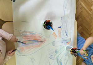 Dzieci wspólnie rysują.