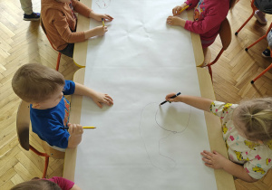 Dzieci wspólnie rysują.