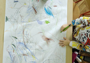 Dzieci wspólnie rysują.