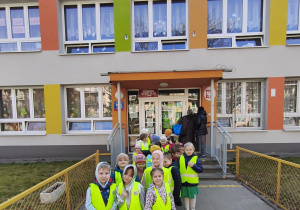 Grupa czerwona przed Przedszkolem nr 159