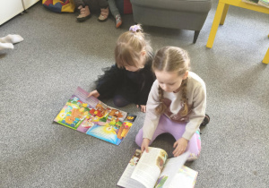 Dzieci przeglądają książki